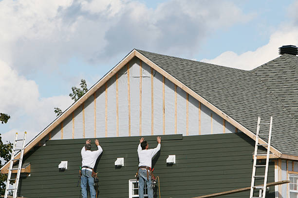 Professional Vinyl Siding technician working in Walnut Creek, OH